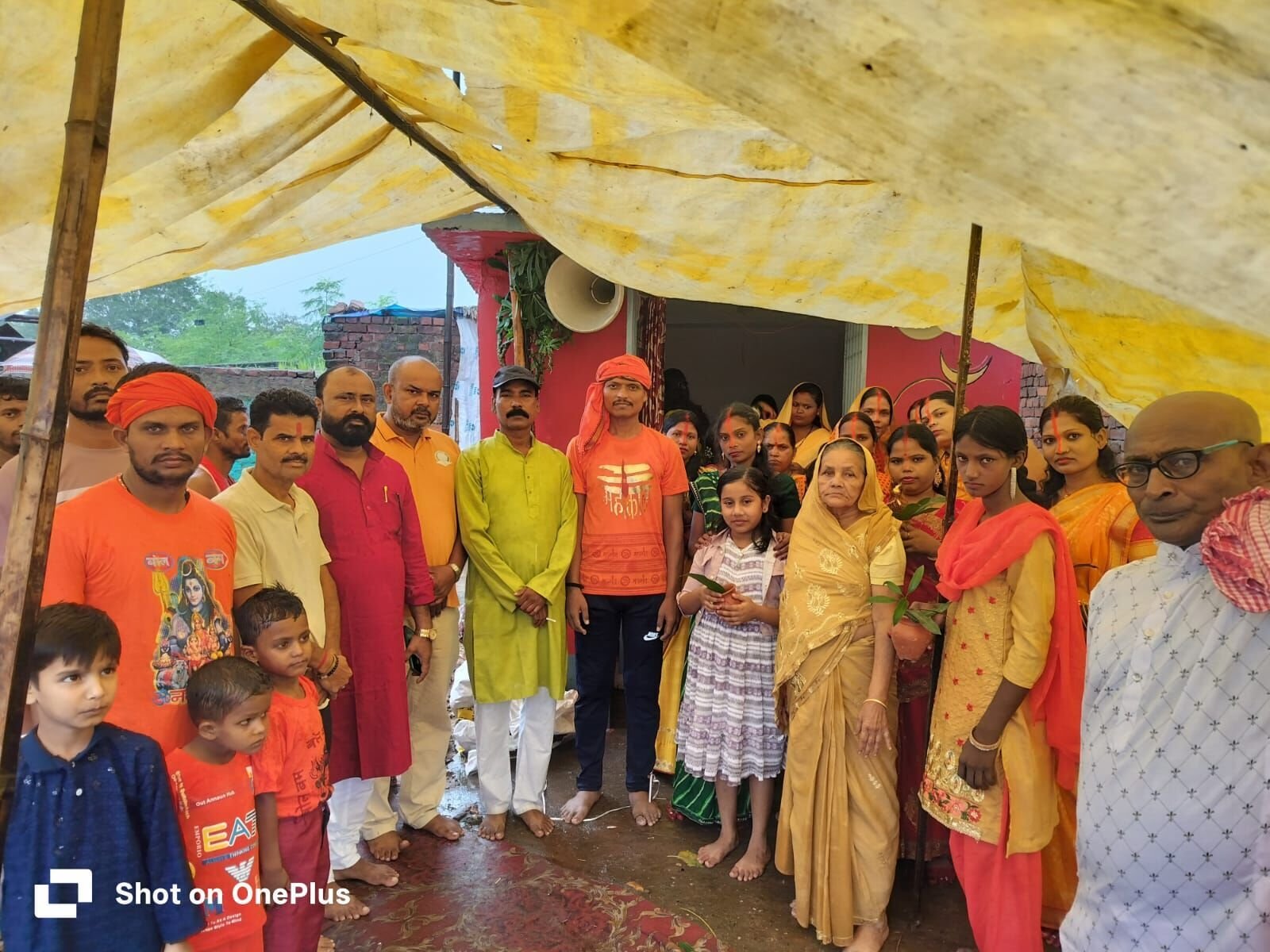 कलश यात्रा में शामिल श्रद्धालु