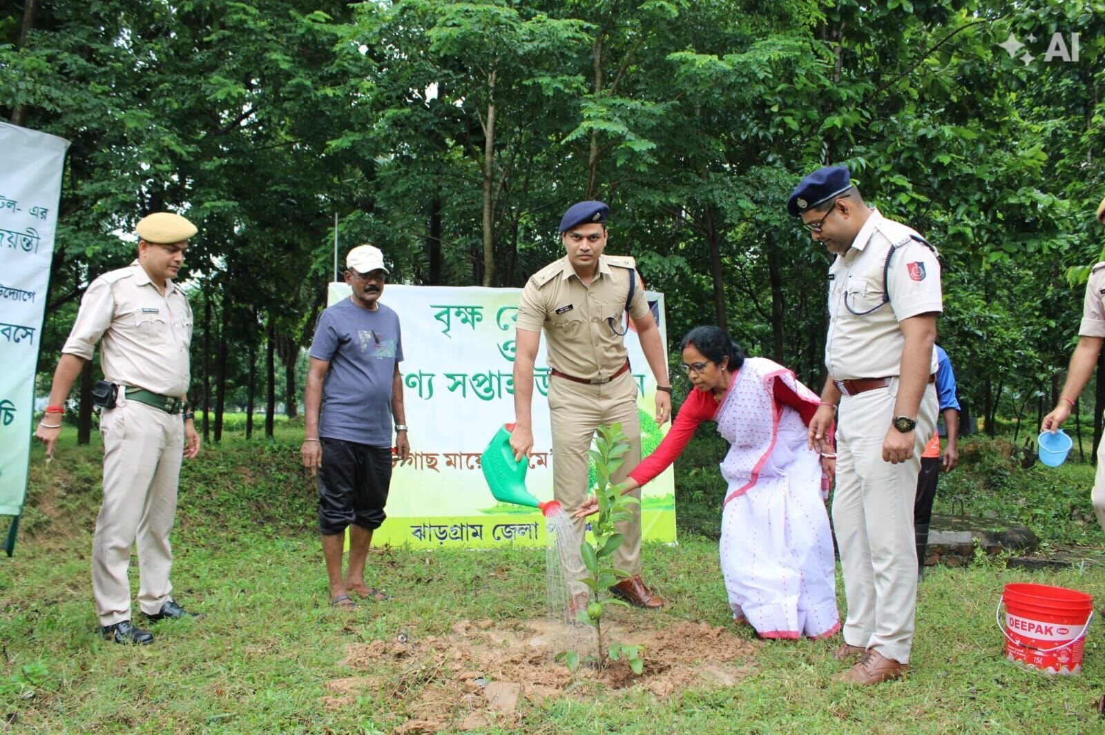 पौधरोपण कार्यक्रम में शामिल पुलिस अधिकारी