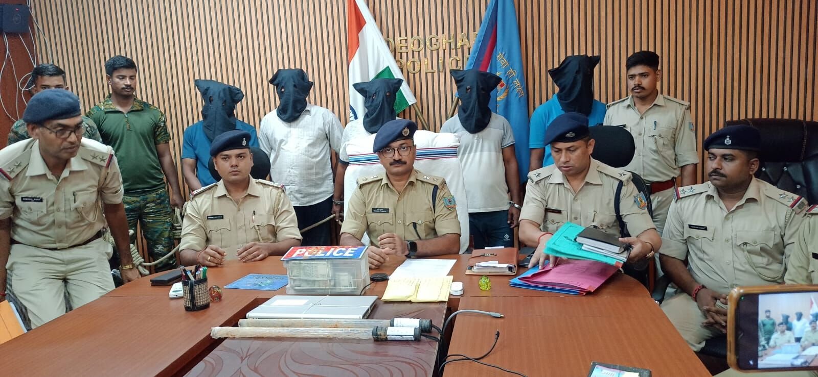 पत्रकारों को जानकारी देते एसपी देवघर