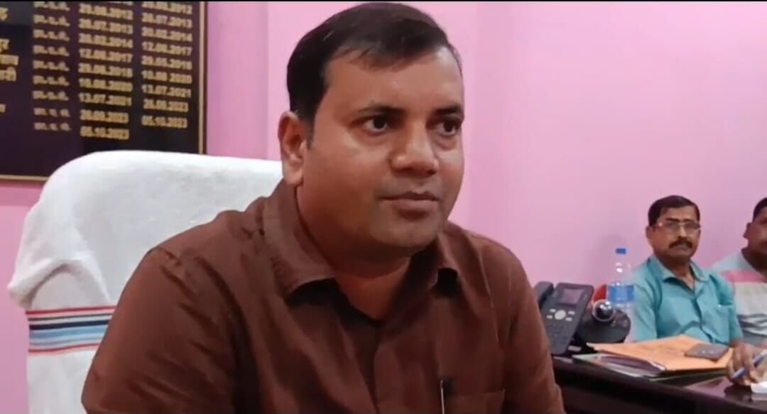 मीडिया को भैठक की जानकारी देते एसडीएम