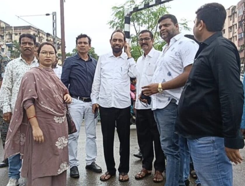 स्थल का निरिक्षण करते सांसद