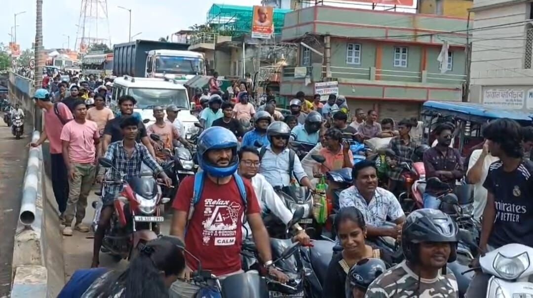 सड़क जाम करती महिलवाएं