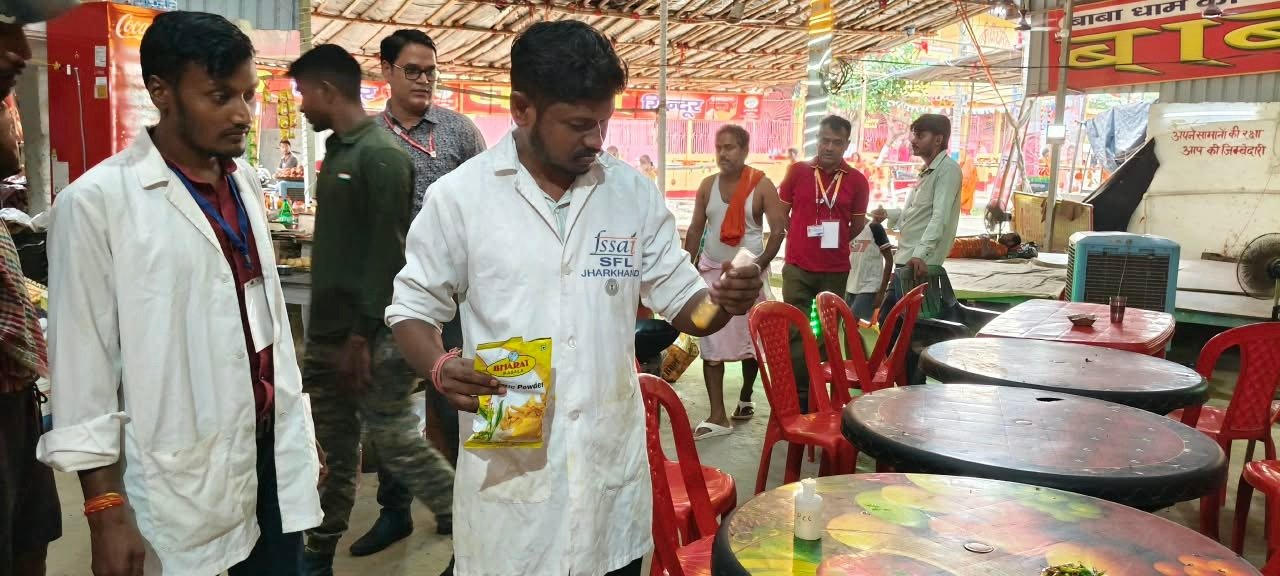 खाद्य सामग्री की जांच करते अधिकारी